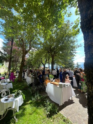 Outdoor dining - VillaGrancassa Historic home from 1853 at the foot of the National Park (San Donato Val di Comino)