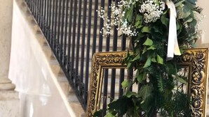 A staircase with a decorative frame holding a floral arrangement. - VillaGrancassa Historic home from 1853 at the foot of the National Park (San Donato Val di Comino)