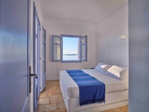 4 habitaciones, escritorio y tabla de planchar con plancha 
