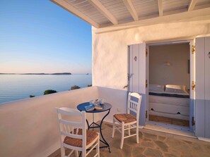 Outdoor dining - Seafront Villa Elia -Island Living- (Paros)