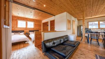 3 bedrooms, iron/ironing board, internet