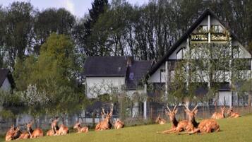 Een hotel met een bord waarop 'HOTEL Heverlee' staat.