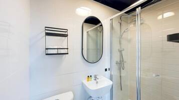 Secadora de cabello, toallas, shampoo, papel de baño