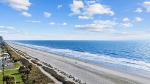 Beach - Steps to Beach • 4BR Home • Sleeps 10 (Myrtle Beach)