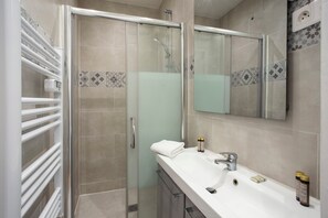 Dusche, Haartrockner, Handtücher, Toilettenpapier