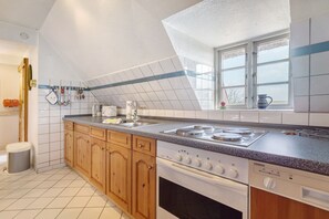 Fridge, oven, stovetop, coffee/tea maker