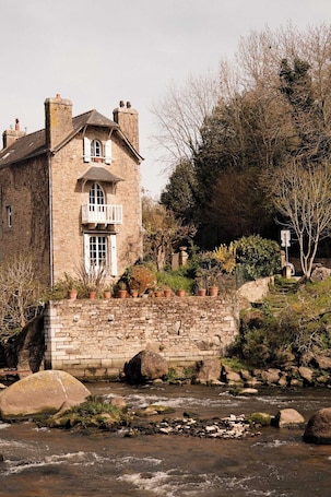 Exterior. Logis Hôtel and restaurant La Pension du Moulin