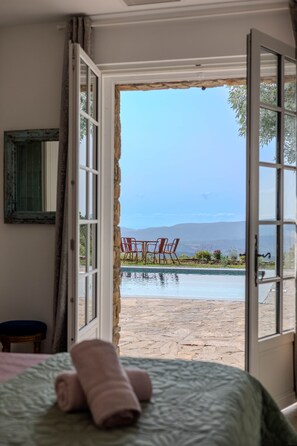 5 quartos, ferros/tábuas de passar roupa, Wi-Fi, roupa de cama