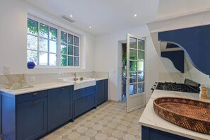 Fridge, oven, stovetop, dishwasher - Provençal Mas with Pool & Tennis – 20 min from Saint-Tropez (La Garde-Freinet)