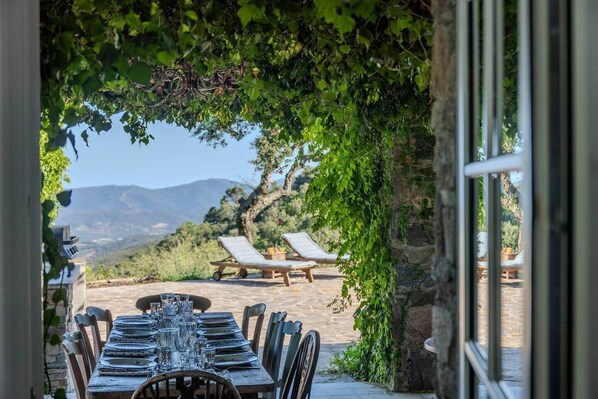 Outdoor dining - Provençal Mas with Pool & Tennis – 20 min from Saint-Tropez (La Garde-Freinet)