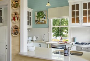 Fridge, microwave, oven, stovetop - No 52 Bowral - Sir Donald Bradman`s Childhood Home (Bowral)