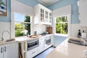 Fridge, microwave, oven, stovetop - No 52 Bowral - Sir Donald Bradman`s Childhood Home (Bowral)