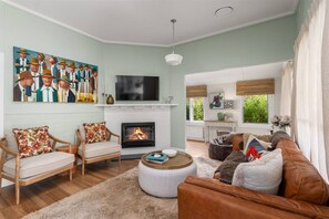 TV, fireplace - Cherry Cottage Bowral (Bowral)