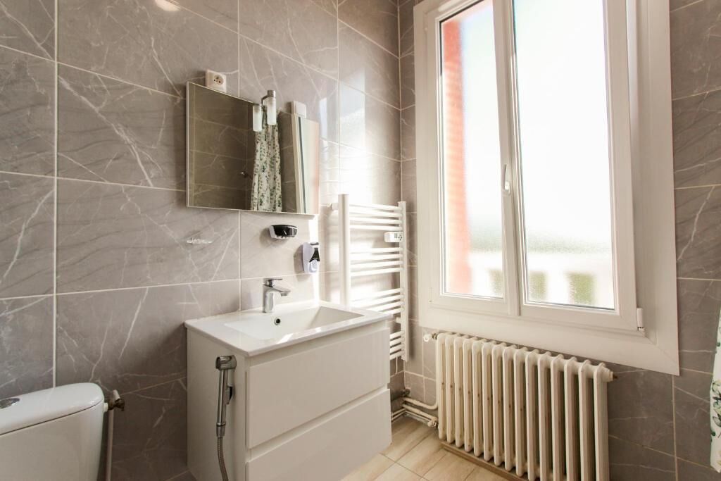 Kamar Triple Klasik, pemandangan halaman | Kamar mandi