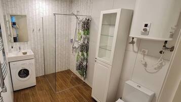 Douche, sèche-cheveux, serviettes fournies, savon