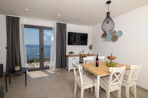 Dining - Traumhafte Ferien-Doppelhaushälfte mit Pool und Panorama-Meerblick (Dramalj)
