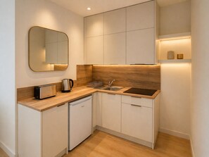 Fridge, microwave, stovetop, coffee/tea maker - 2 Rooms Seaside - Direct Beach Access & Near Palais des Festivals (Cannes)