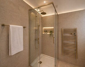 Hair dryer, towels, soap, toilet paper - 2 Rooms Seaside - Direct Beach Access & Near Palais des Festivals (Cannes)