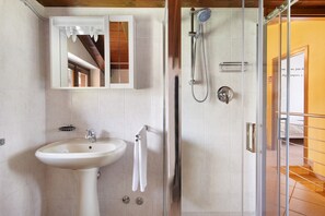 Douche, sèche-cheveux, serviettes fournies