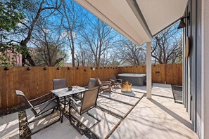Outdoor dining - Broken Windmill Cottage - Hot Tub, 5 Min to Main (Fredericksburg)