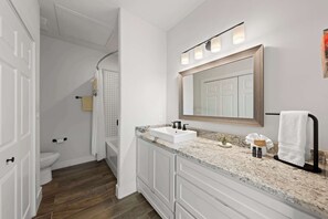 Douche, sèche-cheveux, serviettes fournies, shampoing
