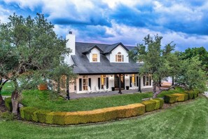 Exterior - Crown Jewel - Resort Style Pool & Sleeps 46 (Austin)