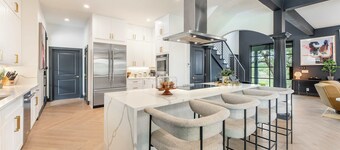 Crown Jewel - Resort Style Pool & Sleeps 46