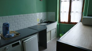 A kitchen with a sink, a coffee maker, and a dishwasher. - Rural Cottage at Claudette's (Briord)
