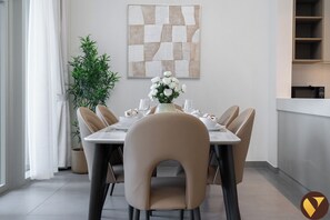 ラグジュアリー アパートメント バルコニー シティビュー | 客室内のダイニングエリア