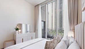 Apartamento superluxo, sacada, vista para a cidade | Roupas de cama premium, cofres nos quartos, individualmente decorados