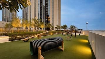 Lasten leikkialue ulkona