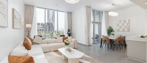 ลักซ์ชัวรี่อพาร์ทเมนท์, ระเบียง, วิวเมือง | บริเวณนั่งเล่น