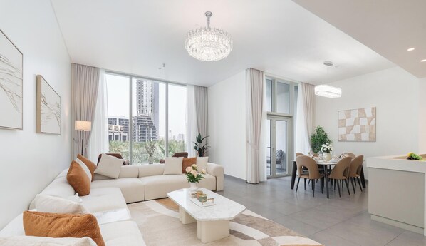 Appartement Luxe, balcon, vue ville | Coin séjour | TV connectée de 65 pouces avec chaînes par câble