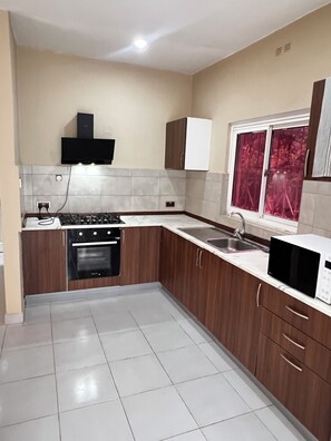 Microwave, oven, stovetop, cookware/dishes/utensils - Baski stays  (Serrekunda)