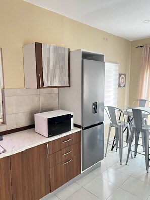 Microwave, oven, stovetop, cookware/dishes/utensils - Baski stays  (Serrekunda)