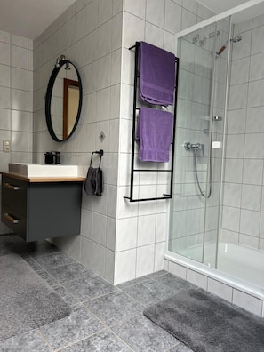 Dusche, Haartrockner, HandtĂŒcher
