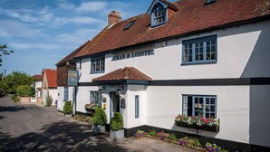 A traditional pub named 'CRAB & LOBSTER' with a white facade, red-tiled roof, and multiple windows. - Wren Barn - Cosy 2-bed converted barn in Sidlesham (Sidlesham)