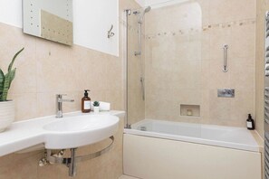 Shower, hair dryer, towels - Buttercup - Super King Ensuite Room in Sidlesham (Sidlesham)