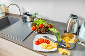Fridge, microwave, oven, stovetop - Samsara City Apartment (Siena)