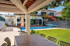 Una piscina al aire libre