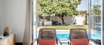 阿泽塔奥带泳池和花园的别墅