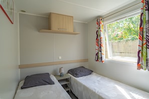 2 chambres, fer et planche Ă repasser