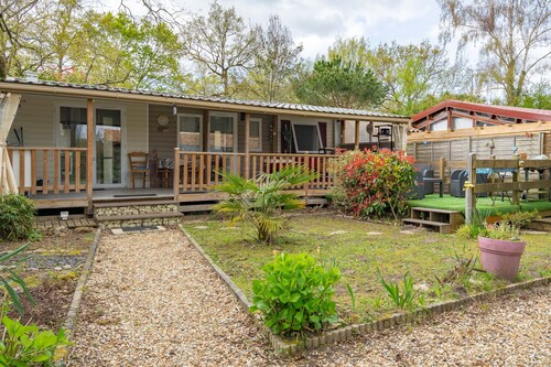 Mobile Home near Royan-Oléron with Shared Pool, Private Terrace & Air Conditioning