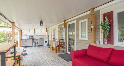 Mobile Home near Royan-Oléron with Shared Pool, Private Terrace & Air Conditioning