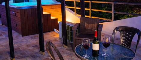 Outdoor spa tub