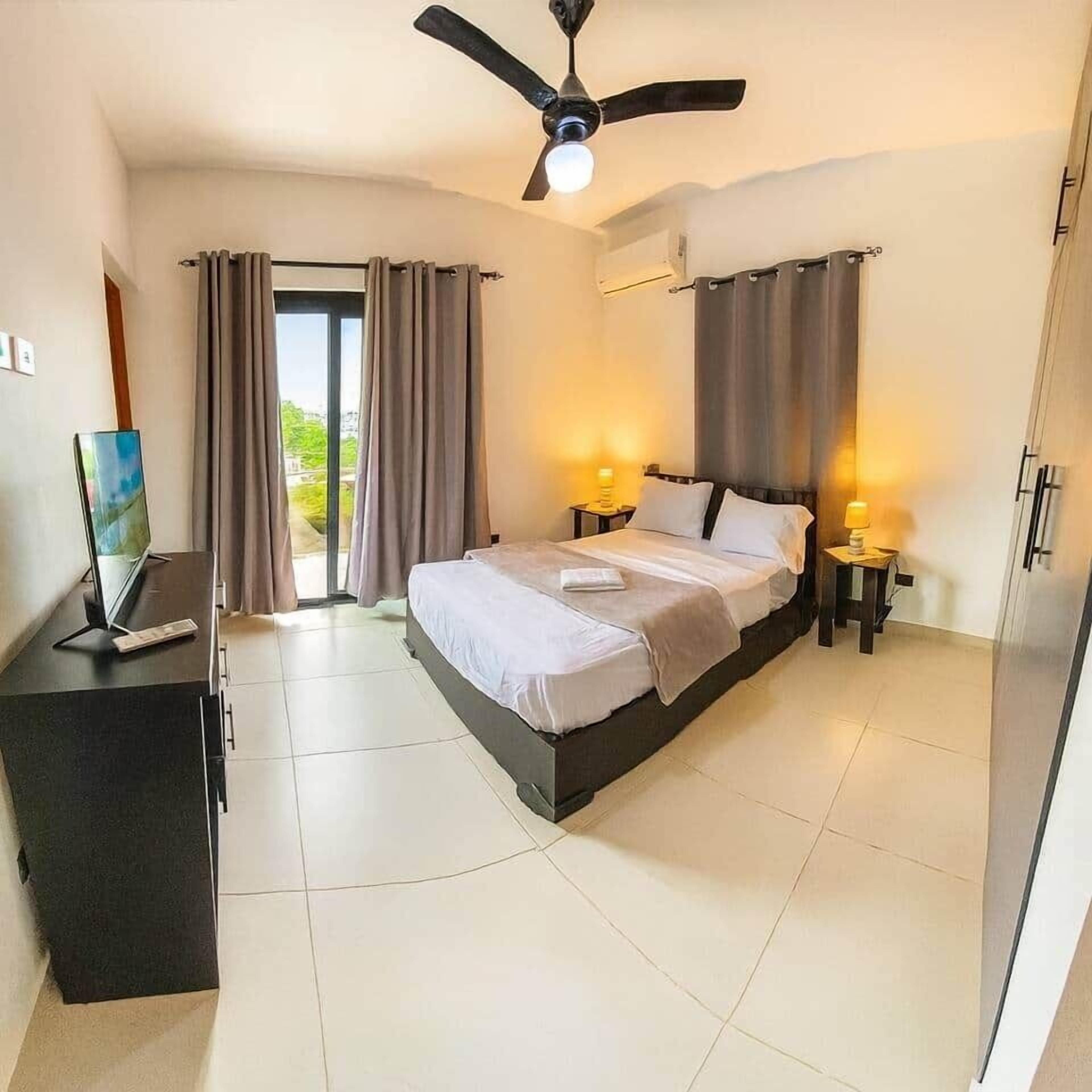3 bedrooms, in-room safe, iron/ironing board, WiFi