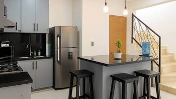 Réfrigérateur, four à micro-ondes, un four, surface de cuisson
