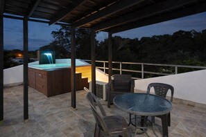 Outdoor dining - Spacious 3BR Penthouse Apartment With Parking (Cangrejo)
