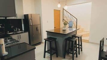 Refrigerador, microondas, horno, placa de cocina