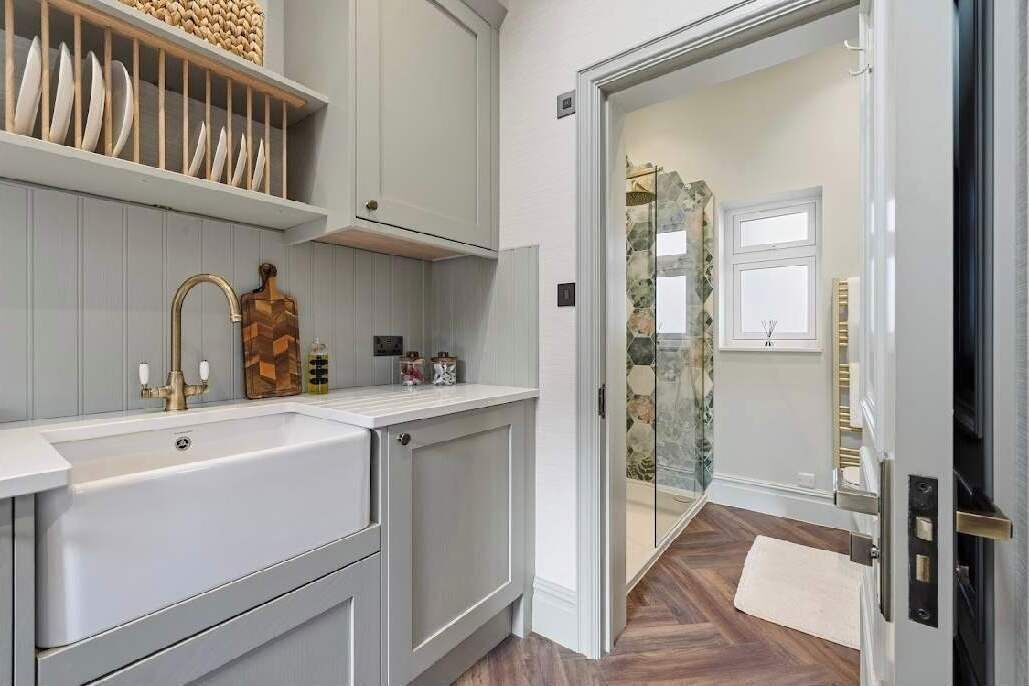 Shower, hair dryer, towels, shampoo